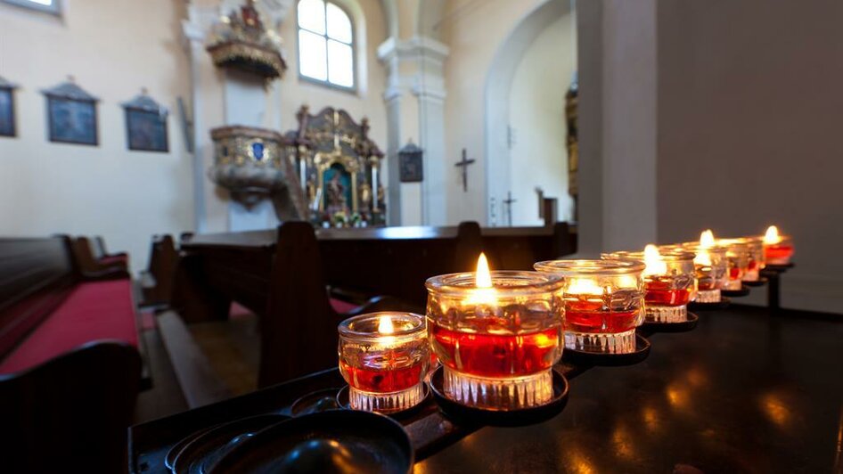 Pfarrkirche_Edelschrott_Opferkerzen | © Harry Schiffer